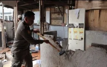Satpol-PP Padang Bongkar Bangunan Tanpa Izin di Marapalam