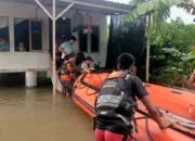 BPBD Padang Evakuasi Ibu Hamil Terjebak Banjir di Gang Babussalam