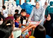 Ketua Dekranasda Padang Bawa Keceriaan Anak- Anak di Posko Bencana Guo