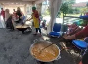 Dinas Pariwisata Padang Masak Rendang untuk Korban Banjir